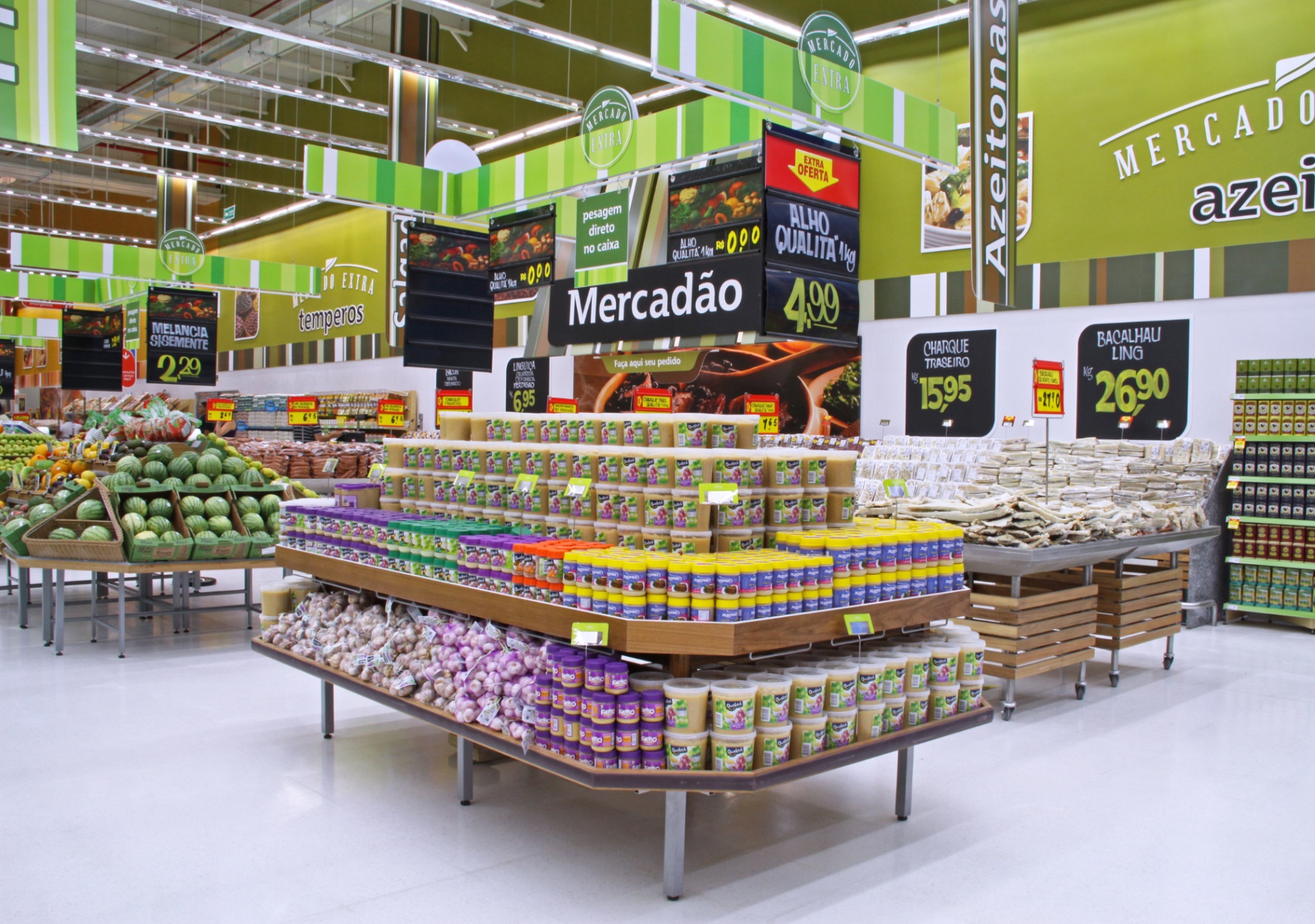 Corredor de supermercado com gôndolas altas