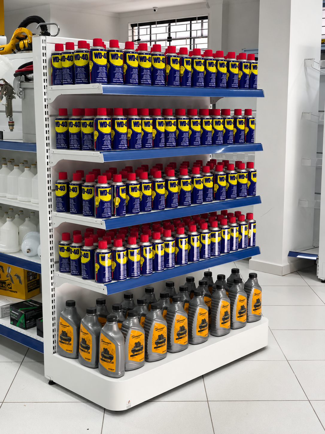 Prateleira organizada com produtos de manutenção e lubrificantes